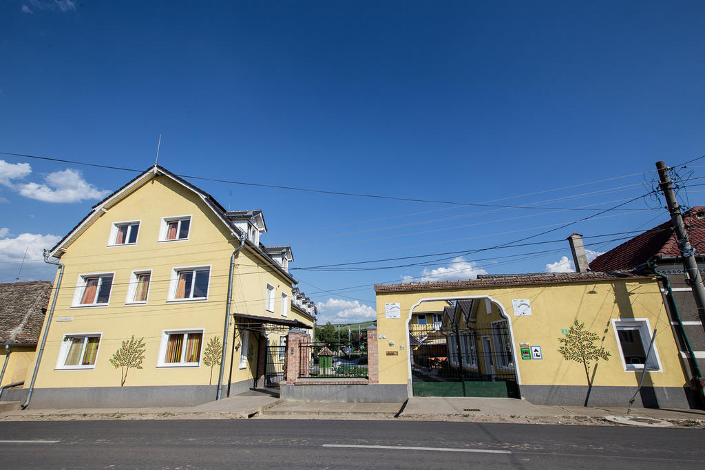 Pensiunea Poarta Oilor Girbova Экстерьер фото